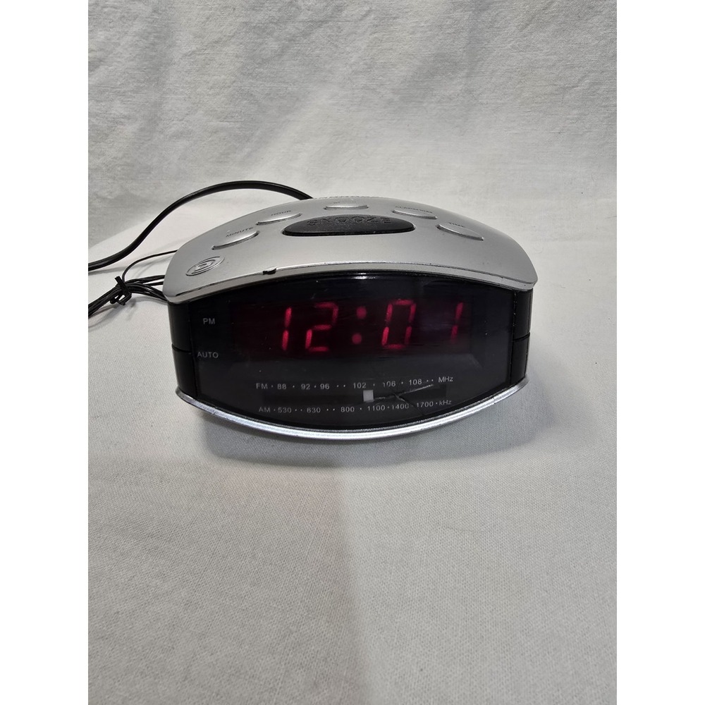 Durabrand CR-502 AM/FM Digital Alarm Clock Radio Silver Black Red LED Display‎